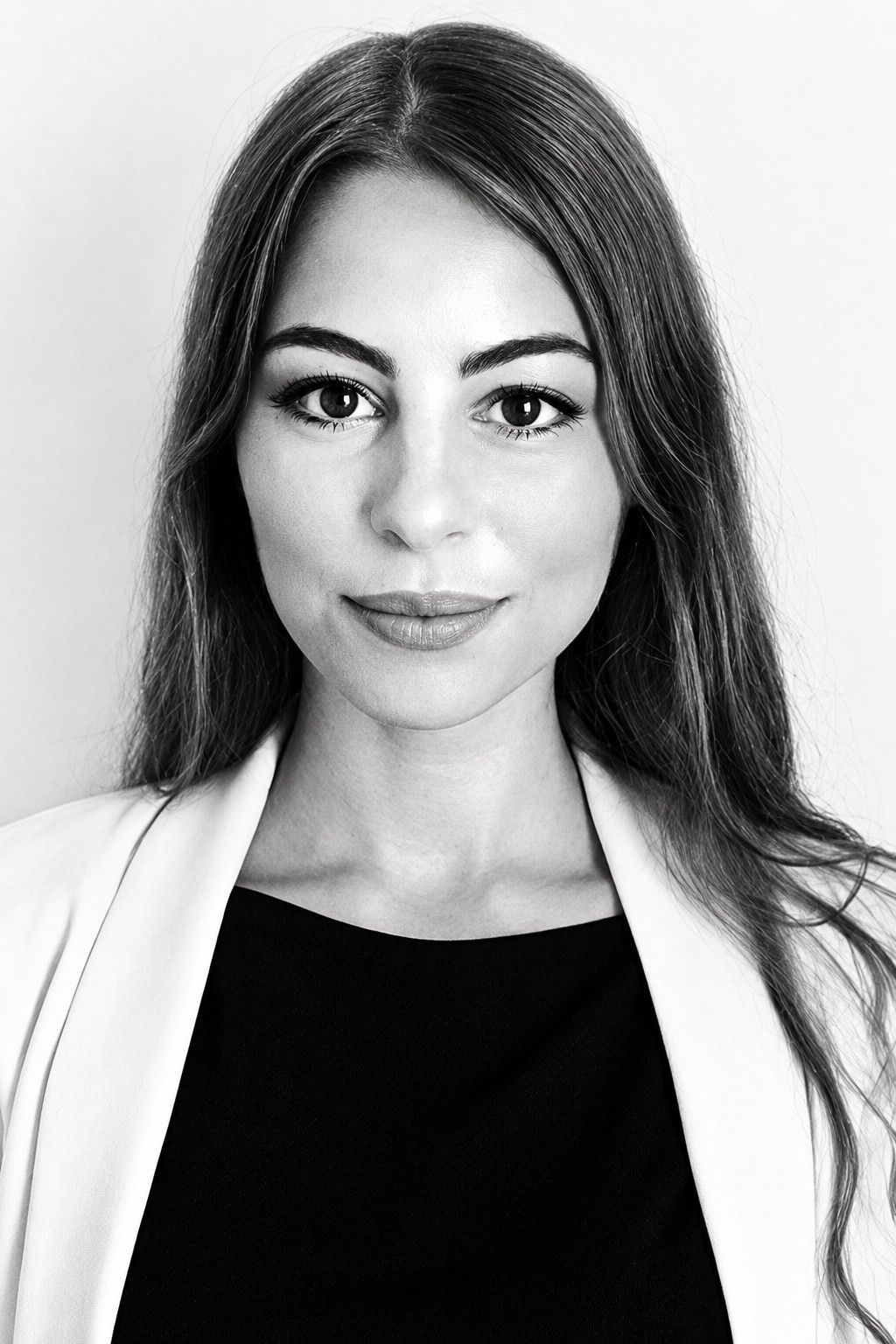 Portrait en noir et blanc de Maître Cyrielle HAMDAD